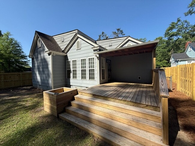 Building Photo - ** 4 Bed 3 Bath located in Old Cloverdale ** Call 334-366-9198 to schedule a self-tour