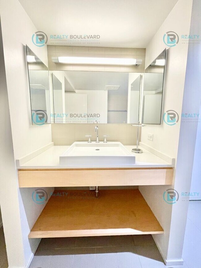 Building Photo - Modern 1 Bedroom 1 Bath Luxury Condo at Th...