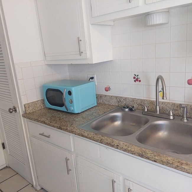 Building Photo - Welcome Home ! 3 bedroom 1.5 bath rental -DUPLEX