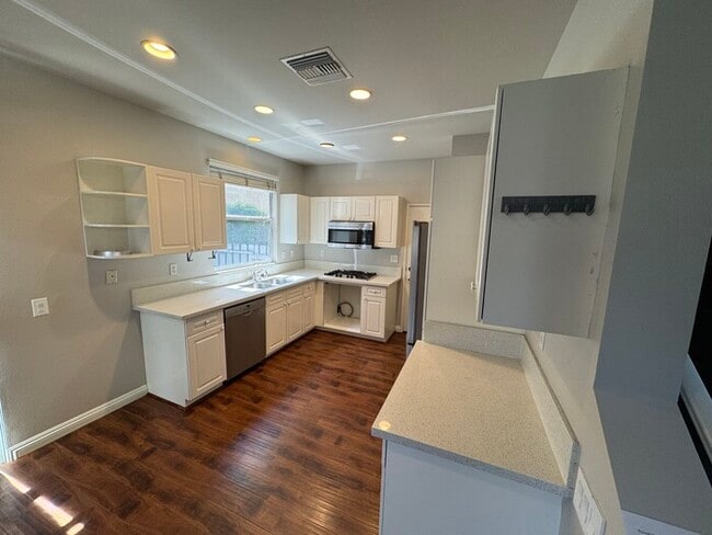 Building Photo - Welcome to this stunning 3-bedroom, 2.5-ba...