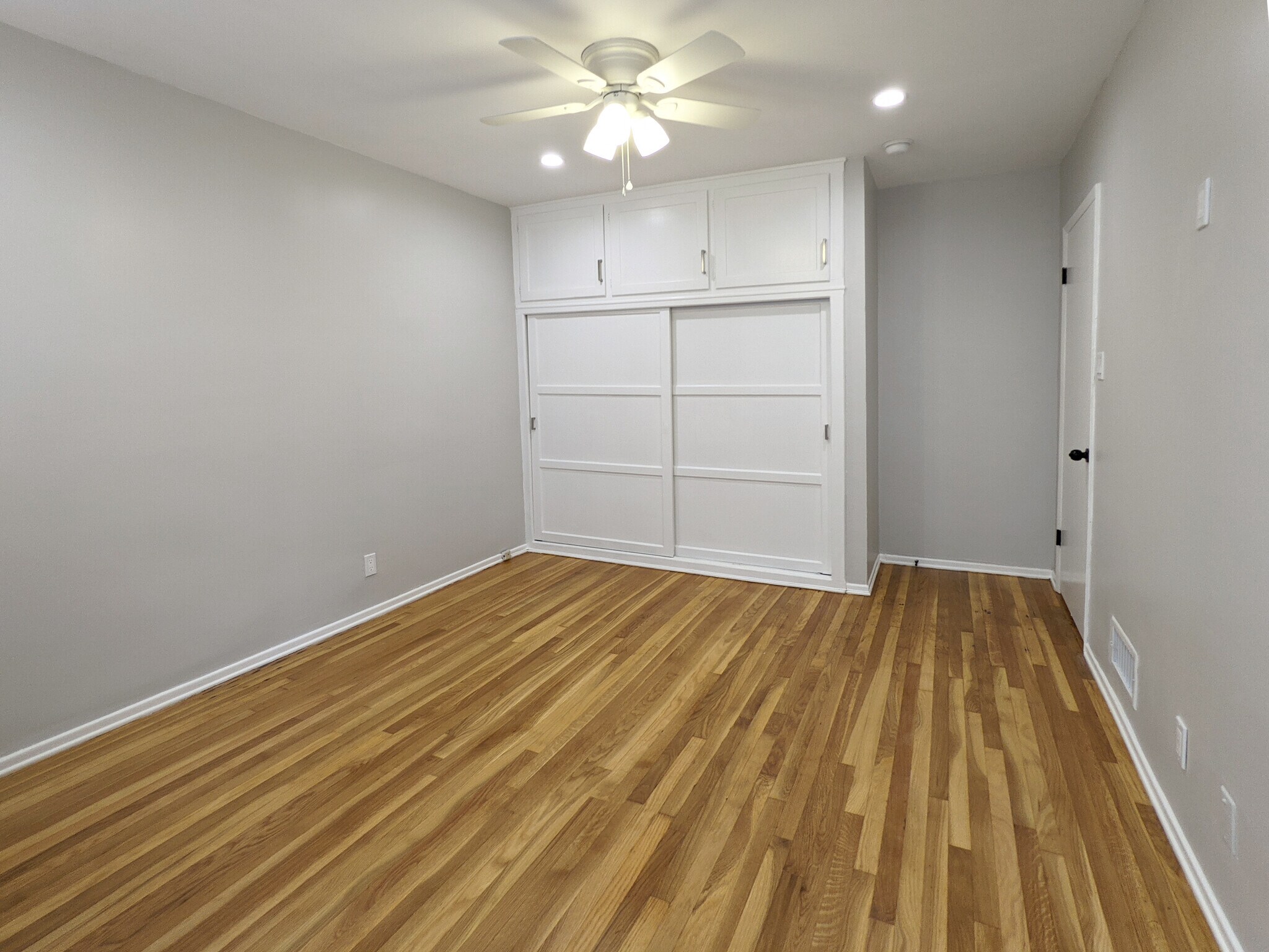 Building Photo - 458 S Oakhurst Dr
