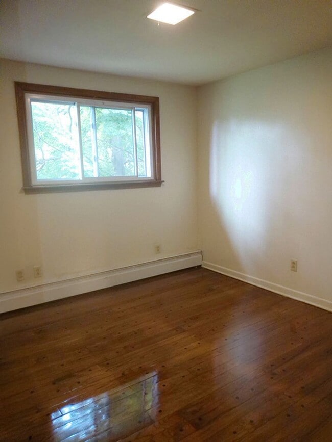 Building Photo - AVAILABLE 7/1/26 - Beautiful 5 Bedroom Sin...