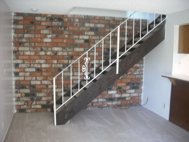 Building Photo - Popular Victoria Avenue Townhouse