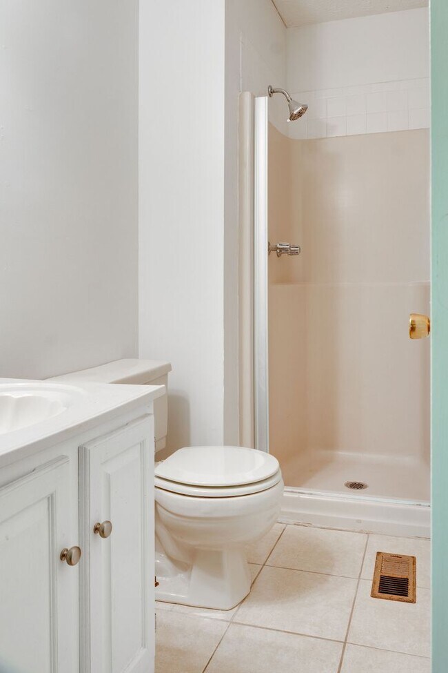 Building Photo - Convenient to campus and Five Points- Jamestown condo for rent