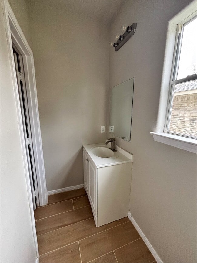 Building Photo - 10445 Wicklowe St