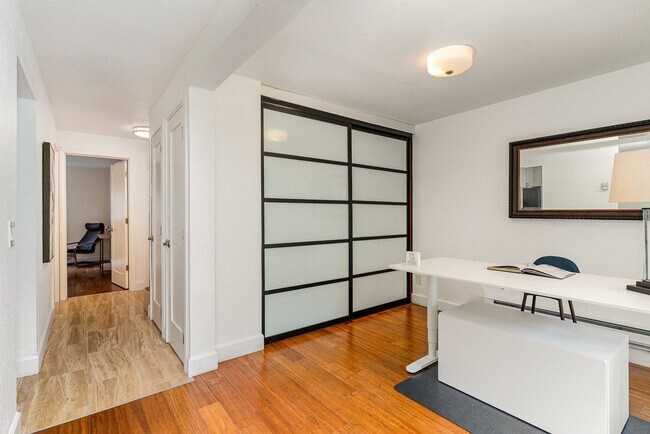 Building Photo - Updated Bellevue Condo in Racquet Club — P...