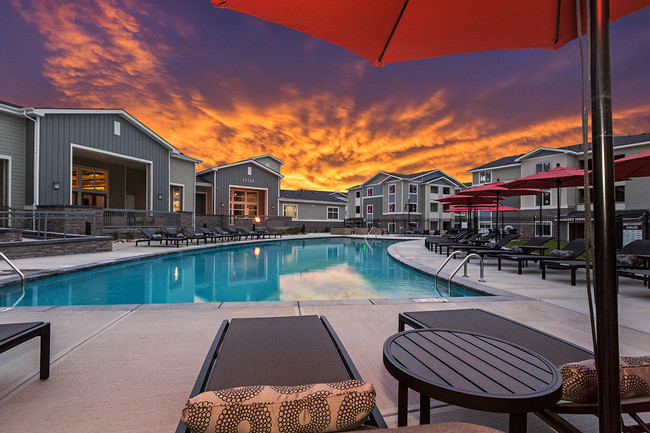 Primary Photo - The Overlook at Interquest Apartments