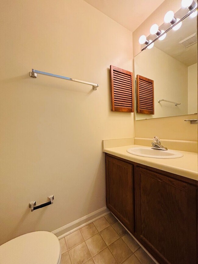 Building Photo - 4 Bedroom 3.5 Bath Townhouse