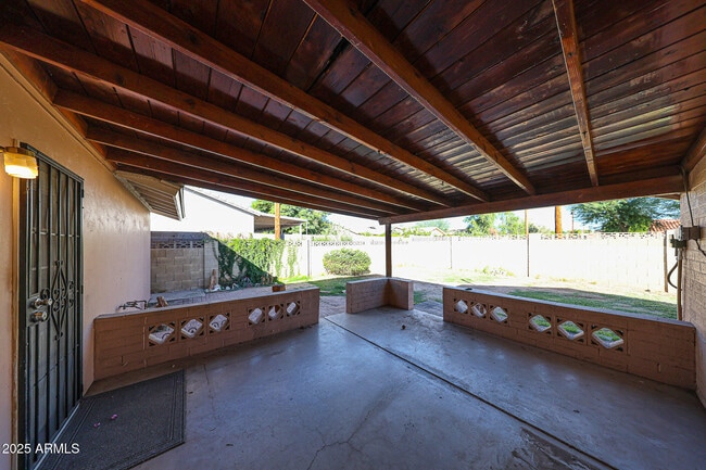 Building Photo - 2324 West Myrtle Ave