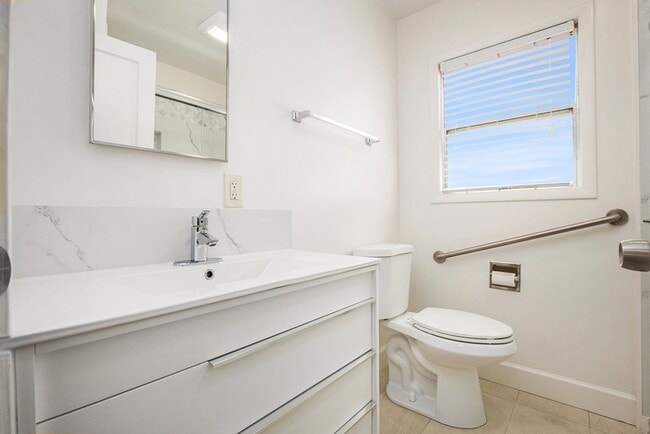Building Photo - 1542 Bay St. - 2 bedroom | 1 bath | Large backyard