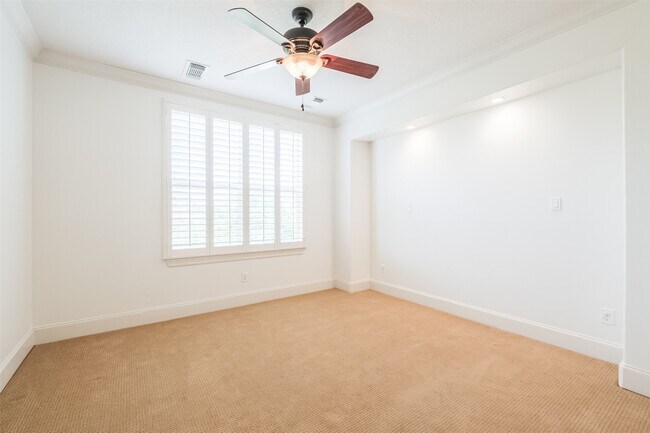 Building Photo - 407 W Bell St