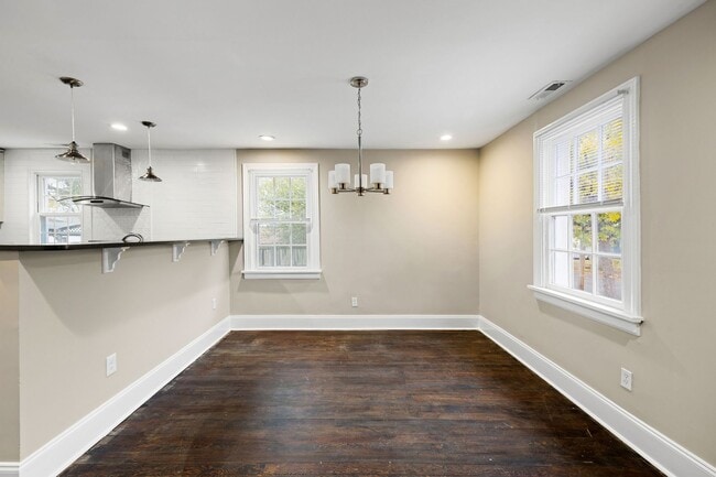 Building Photo - Quaint 3 Bedroom/2 Bath Home Located Near ...