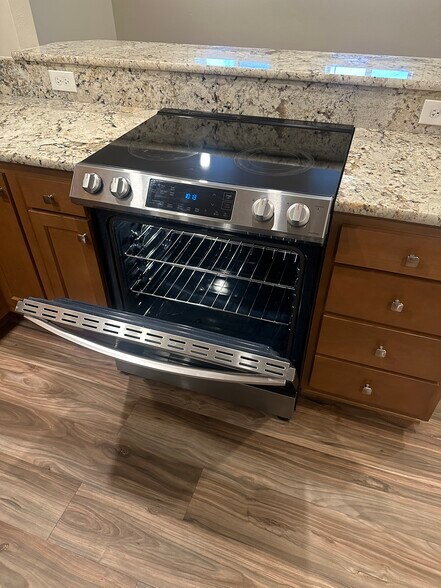 Building Photo - 705 Custer Ave