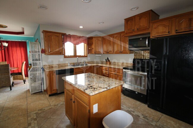 Building Photo - 4-bedroom, 3.5-bath home in Kirbyville, MO.