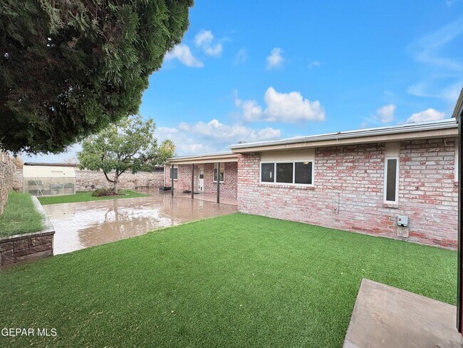 Building Photo - Come to check this beautiful house 4 bedrooms, possible 5th bed and 3 baths.