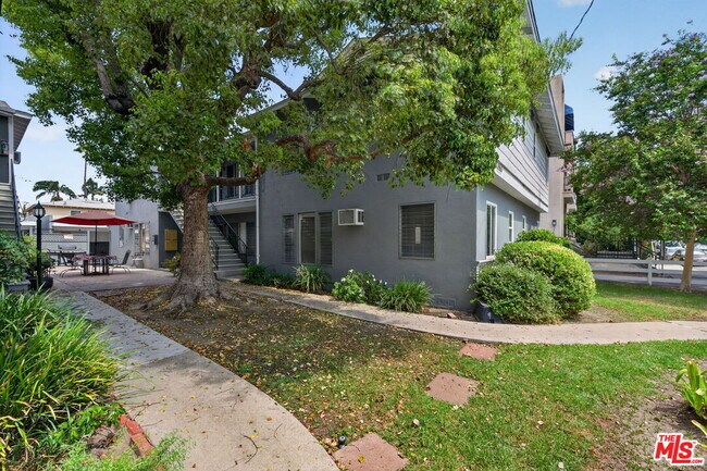 Building Photo - 13553 Moorpark St