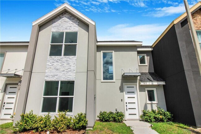 Primary Photo - 21 West Dr