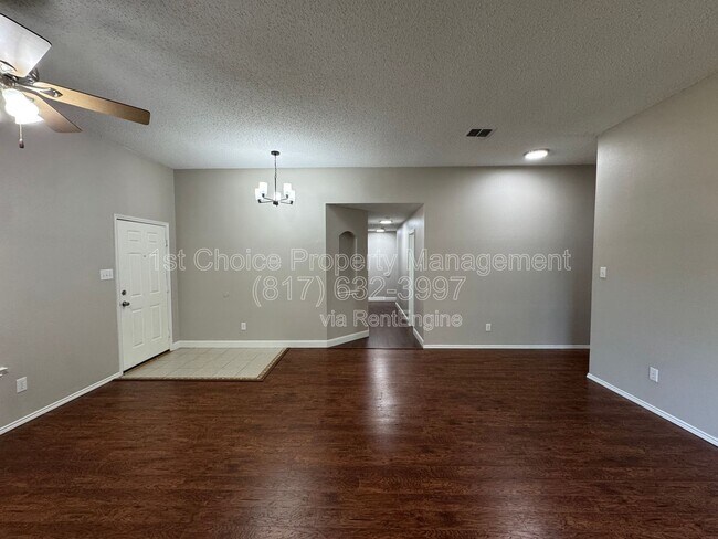 Building Photo - 304 E Clover Park Dr