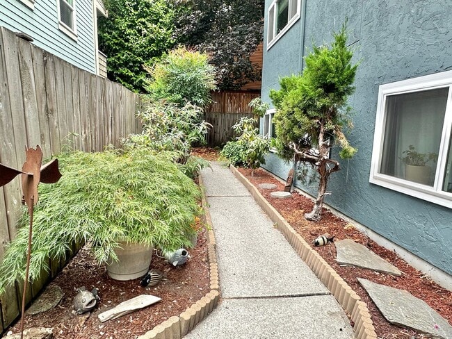 Building Photo - Location, Location, Location! 2-bed Ballar...