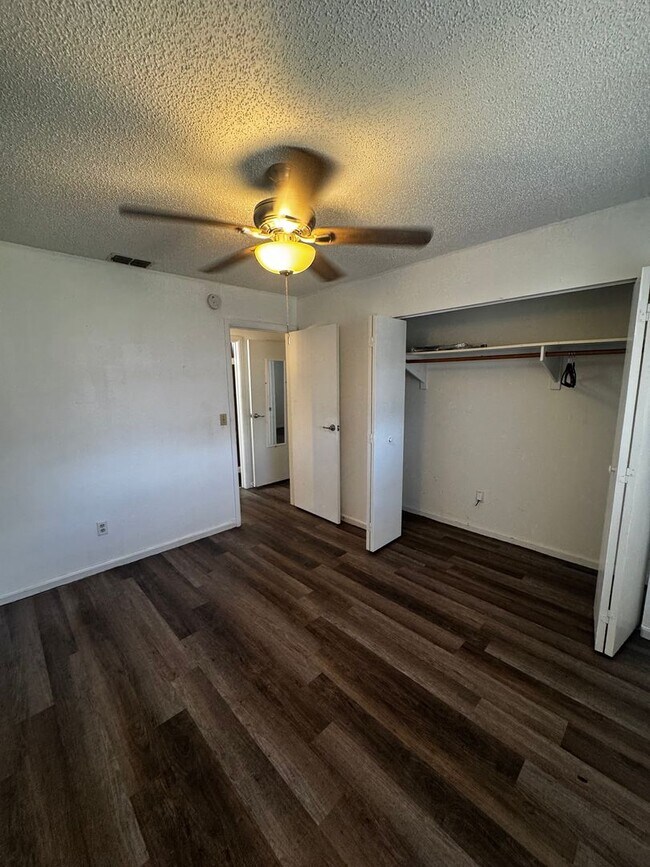 Building Photo - Charming Ocala Retreat in Peaceful 55+ Community – Move-In Ready!