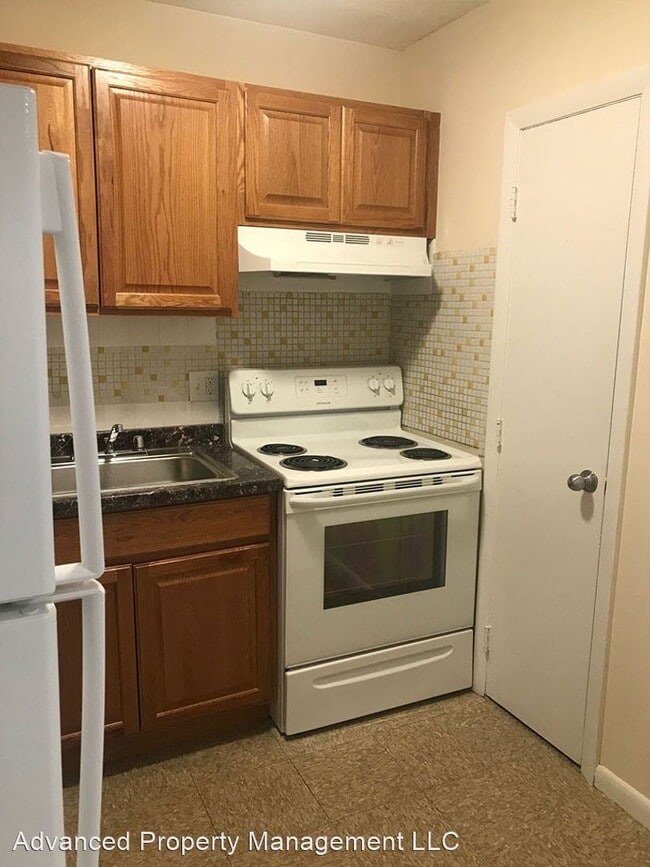 Building Photo - 1045 River St