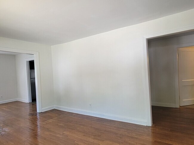 Building Photo - 3 Bedroom Brick Ranch on Basement/5 Min Drive to Downtown Atlanta