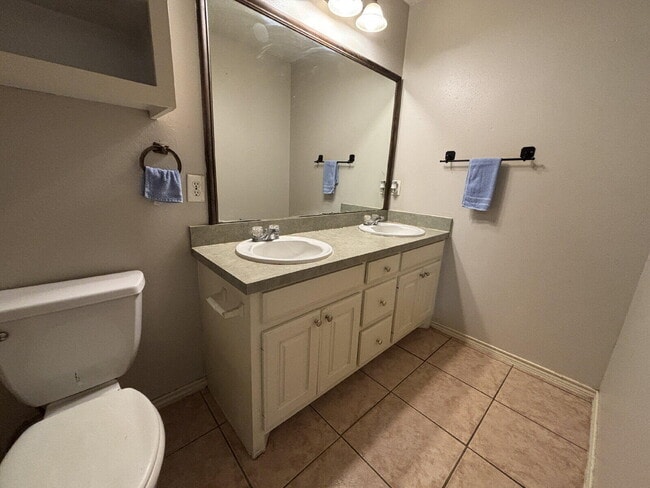 Building Photo - 528 42nd St