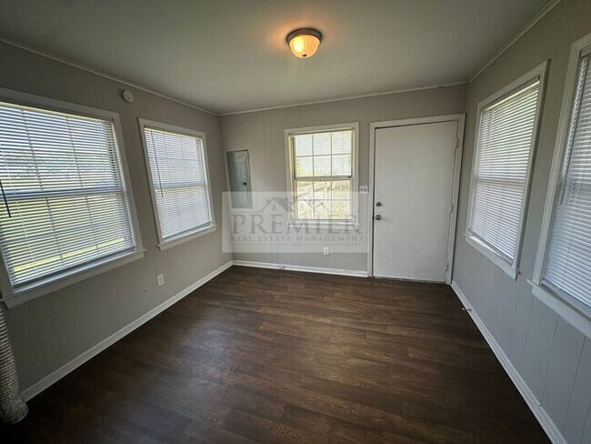 Building Photo - 10005 E 53rd St, Raytown, MO 64133- 3 bd / 1 ba house in Raytown Rent $1250
