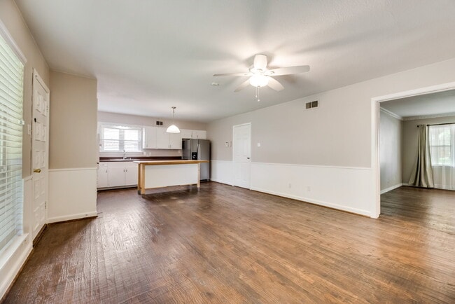 Building Photo - Gorgeous 2 Bed, 2 Bath Lochwood Home!