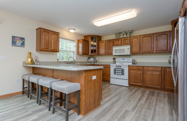 Building Photo - Large 4 bedroom with office space, Springf...