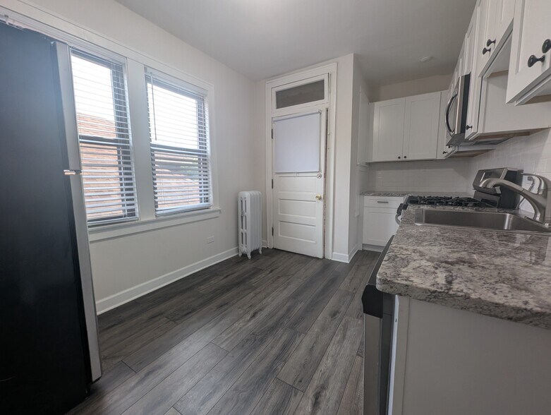 Building Photo - 5820 W Berteau Ave