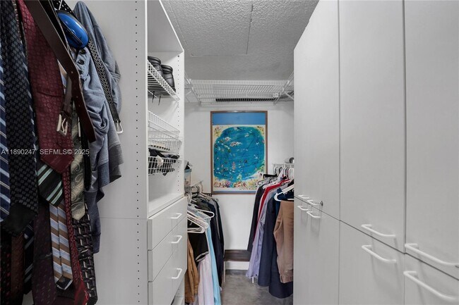 Building Photo - 2737 S Oakland Forest Dr