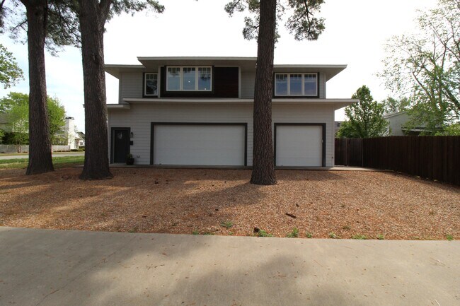 Building Photo - 400 SW E St