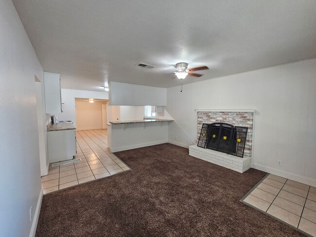 Building Photo - Franklin Triplex - Golden Dev