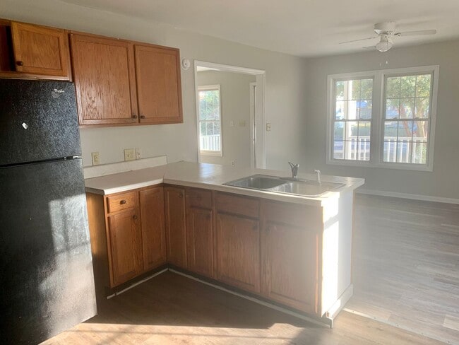 Building Photo - Promise Land Historic Walking District Downtown Morehead City! Charming 4 bedroom 1 1/2 bath Home...