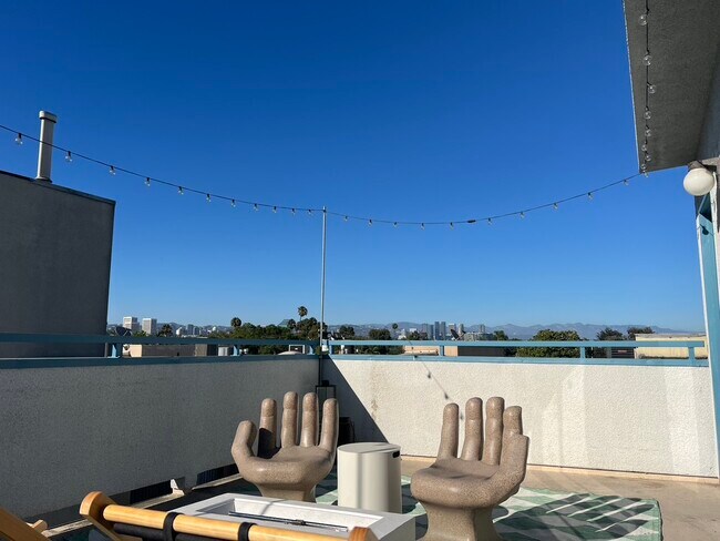 Building Photo - 2584 S Centinela Ave