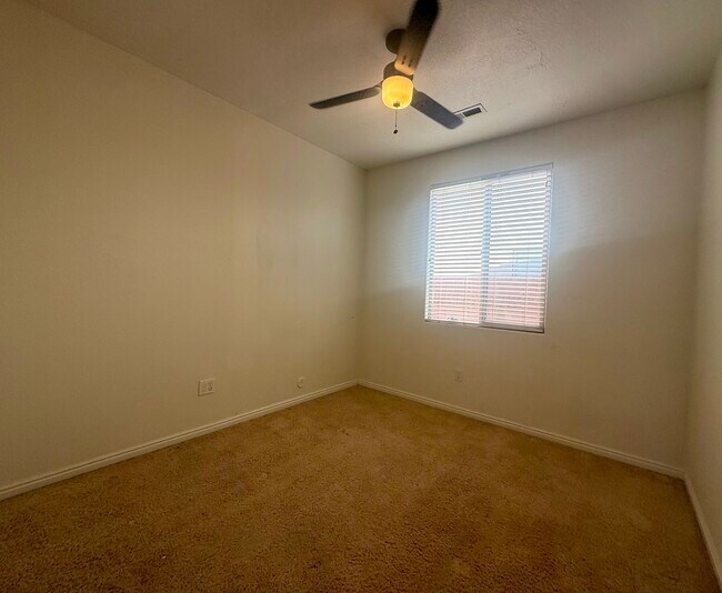 Building Photo - 934 N Slow Creek Ln