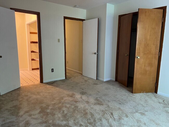 Building Photo - 4 Bed | 2 Bath Townhouse near NCSU - Stude...