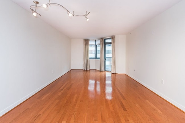 Building Photo - LARGE 1 Bedroom/1 Bathroom with Balcony in Bustling Mount Vernon Triangle!!