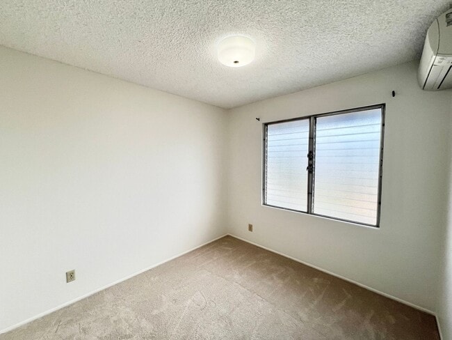 Building Photo - Spacious 5br/2.5ba House w/enclosed yard &...