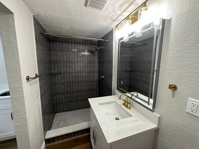 Building Photo - Newly remodel Beautiful Studio apartment w...