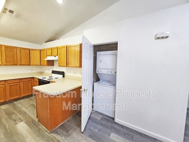 Building Photo - 2321 E Calvada Blvd