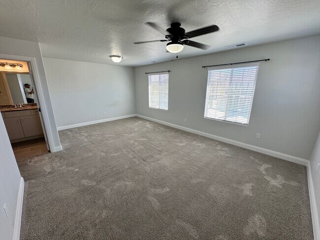 Building Photo - Pet Friendly!! Fresh and Clean!!  Ready to go!