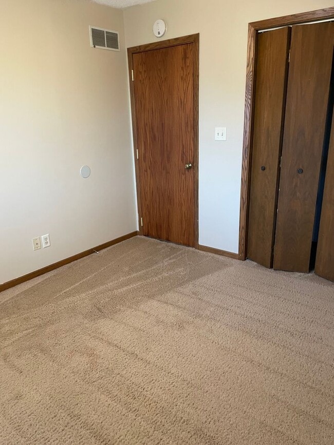 Building Photo - 4 Bedroom, 2 Bathroom House with Detached ...