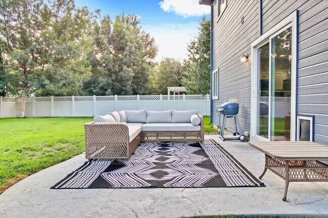 Building Photo - 2933 W Tubac Dr