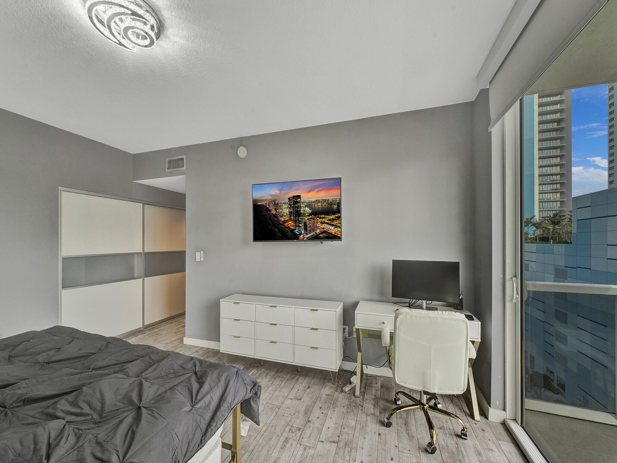 Building Photo - 600 NE 27th St