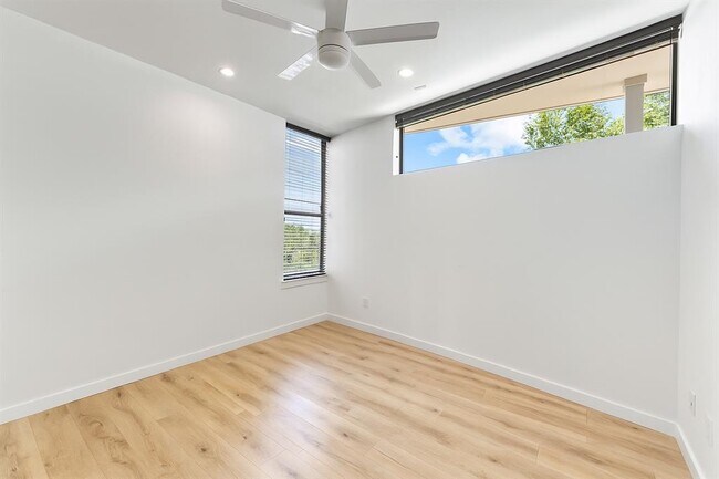 Building Photo - 5809 Toscana Ave