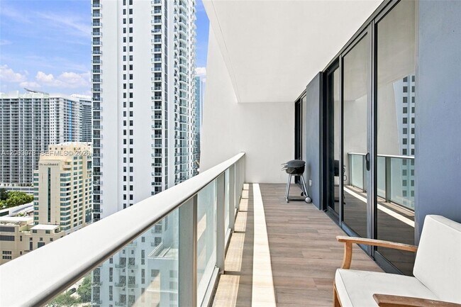 Building Photo - 1010 Brickell Ave