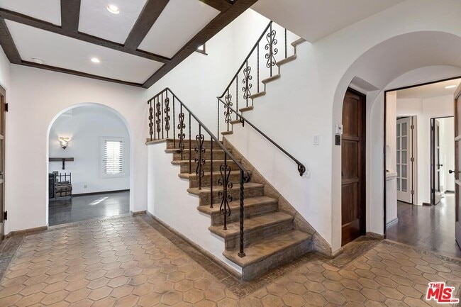 Building Photo - 1304 San Vicente Blvd