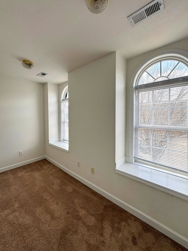 Building Photo - Charming 3 Bed 2.5 Bath Home in Gated Community